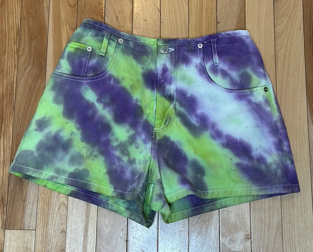 9/10 vintage denim Tye dye shorts